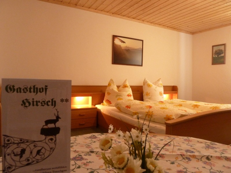 Gemütliche, ländlich eingerichtete Zimmer des Gasthofs Hirsch in Halblech/Trauchgau